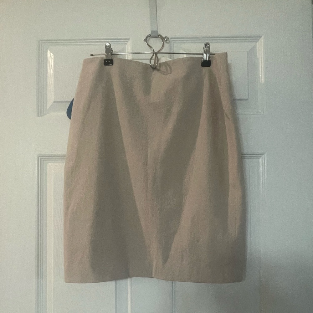 Ann Taylor textured crepe pencil skirt. Size 6